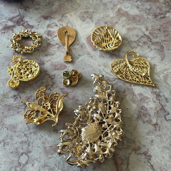 EUC~Vintage Lot Of 9 Various Sizes & Styles Of Gold Plated Beooches - Picture 11 of 11